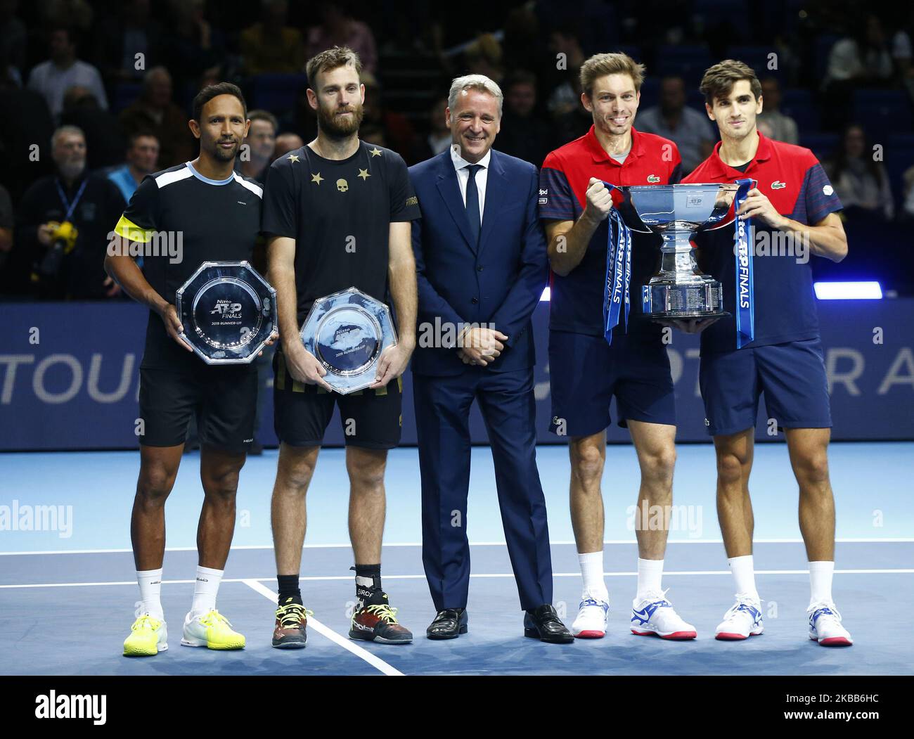 Raven Klaasen del Sud Africa e Michael Venus della Nuova Zelanda (secondi classificati) e Nicolas Mahut e Pierre-Hugues Herbert di Francia (vincitori) posano con i rispettivi trofei e Chris Kermode, CEO dell'ATP dopo il doppio Campionato finale Pierre-Hughes Herbert e Nicolas Mahut (fra) contro Raven Klaasen( RSA) E Michael Venus (NZL) International Tennis - Nitto ATP World Tour Finals Day 8 - Martedì 17th Novembre 2019 - O2:00 Arena - Londra (Photo by Action Foto Sport/NurPhoto) Foto Stock