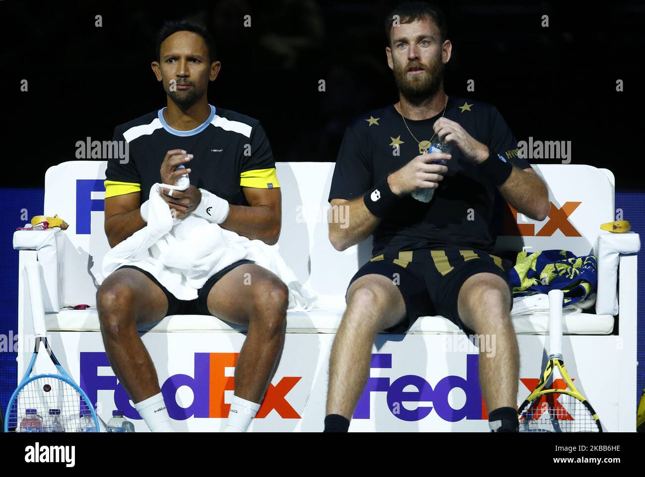 L-R Raven Klaasen (RSA) E Michael Venus (NZL) durante la partita finale del Campionato doppio Pierre-Hughes Herbert e Nicolas Mahut (fra) contro Raven Klaasen (RSA) E Michael Venus (NZL) International Tennis - Nitto ATP World Tour Finals Day 8 - Martedì 17th Novembre 2019 - O2 Arena - Londra (Foto di Action Foto Sport/NurPhoto) Foto Stock