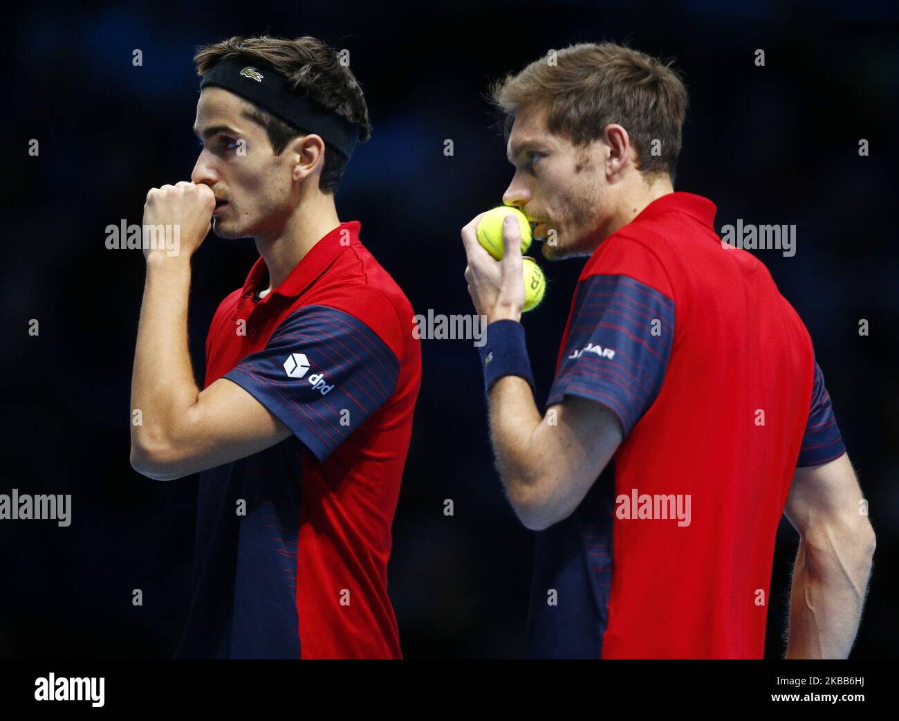 L-R Pierre-Hughes Herbert e Nicolas Mahut (fra) durante la partita finale del Campionato doppio Pierre-Hughes Herbert e Nicolas Mahut (fra) contro Raven Klaasen (RSA) E Michael Venus (NZL) International Tennis - Nitto ATP World Tour Finals Day 8 - Martedì 17th Novembre 2019 - O2 Arena - Londra (Foto di Action Foto Sport/NurPhoto) Foto Stock