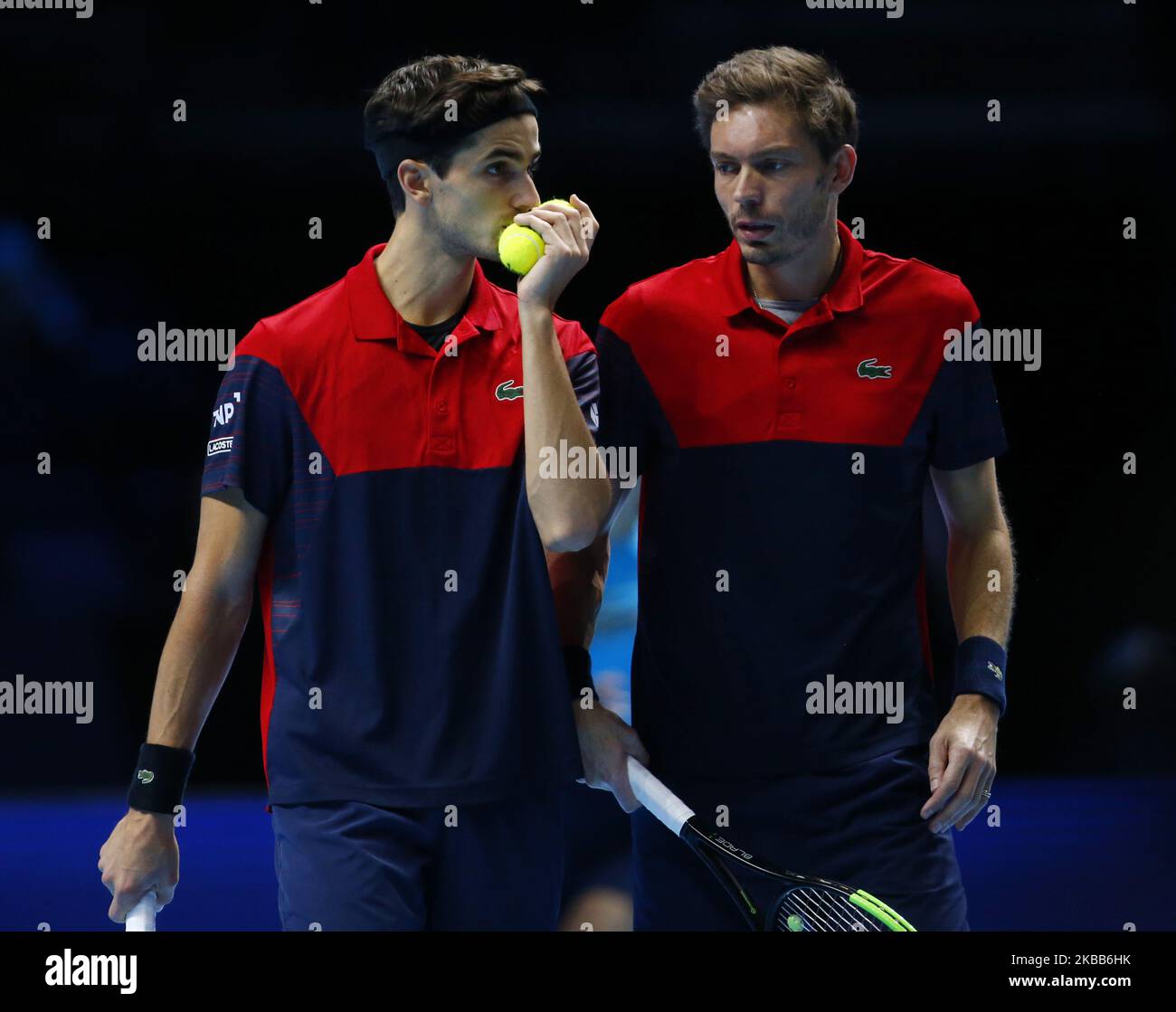 L-R Pierre-Hughes Herbert e Nicolas Mahut (fra) durante la partita finale del Campionato doppio Pierre-Hughes Herbert e Nicolas Mahut (fra) contro Raven Klaasen (RSA) E Michael Venus (NZL) International Tennis - Nitto ATP World Tour Finals Day 8 - Martedì 17th Novembre 2019 - O2 Arena - Londra (Foto di Action Foto Sport/NurPhoto) Foto Stock