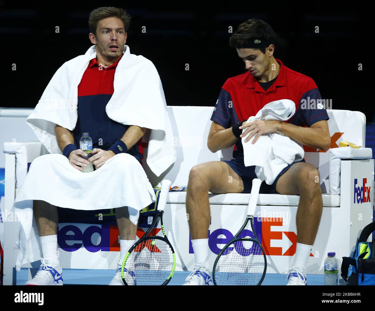 L-R Nicolas Mahut e Pierre-Hughes Herbert (fra) durante la partita finale del Campionato doppio Pierre-Hughes Herbert e Nicolas Mahut (fra) contro Raven Klaasen (RSA) E Michael Venus (NZL) International Tennis - Nitto ATP World Tour Finals Day 8 - Martedì 17th Novembre 2019 - O2 Arena - Londra (Foto di Action Foto Sport/NurPhoto) Foto Stock