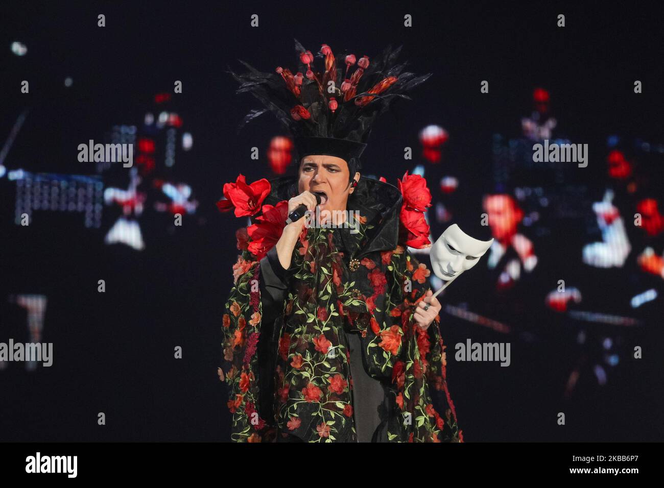 Renato Zero si esibisce sul palco durante un concerto all'Arena Grana Padano il 18 novembre 2019 a Mantova. (Foto di Emmanuele Ciancaglini/NurPhoto) Foto Stock