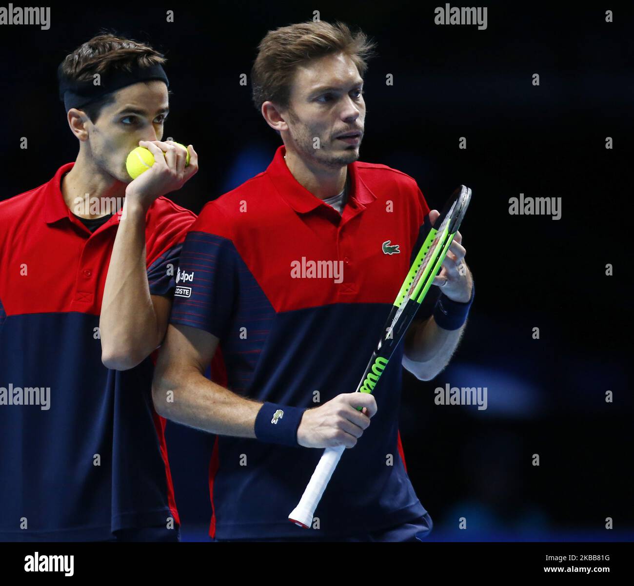L-R Pierre-Hughes Herbert e Nicolas Mahut (fra) in azione durante il doppio semifinale partita Pierre-Hughes Herbert e Nicolas Mahut (fra) contro Lukasz Kubot (POL) e Marcelo Melo (BRA) International Tennis - Nitto ATP World Tour Finals Day 3 - Martedì 16th 2019 novembre - O2 Arena - Londra (Foto di Action Foto Sport/NurPhoto) Foto Stock