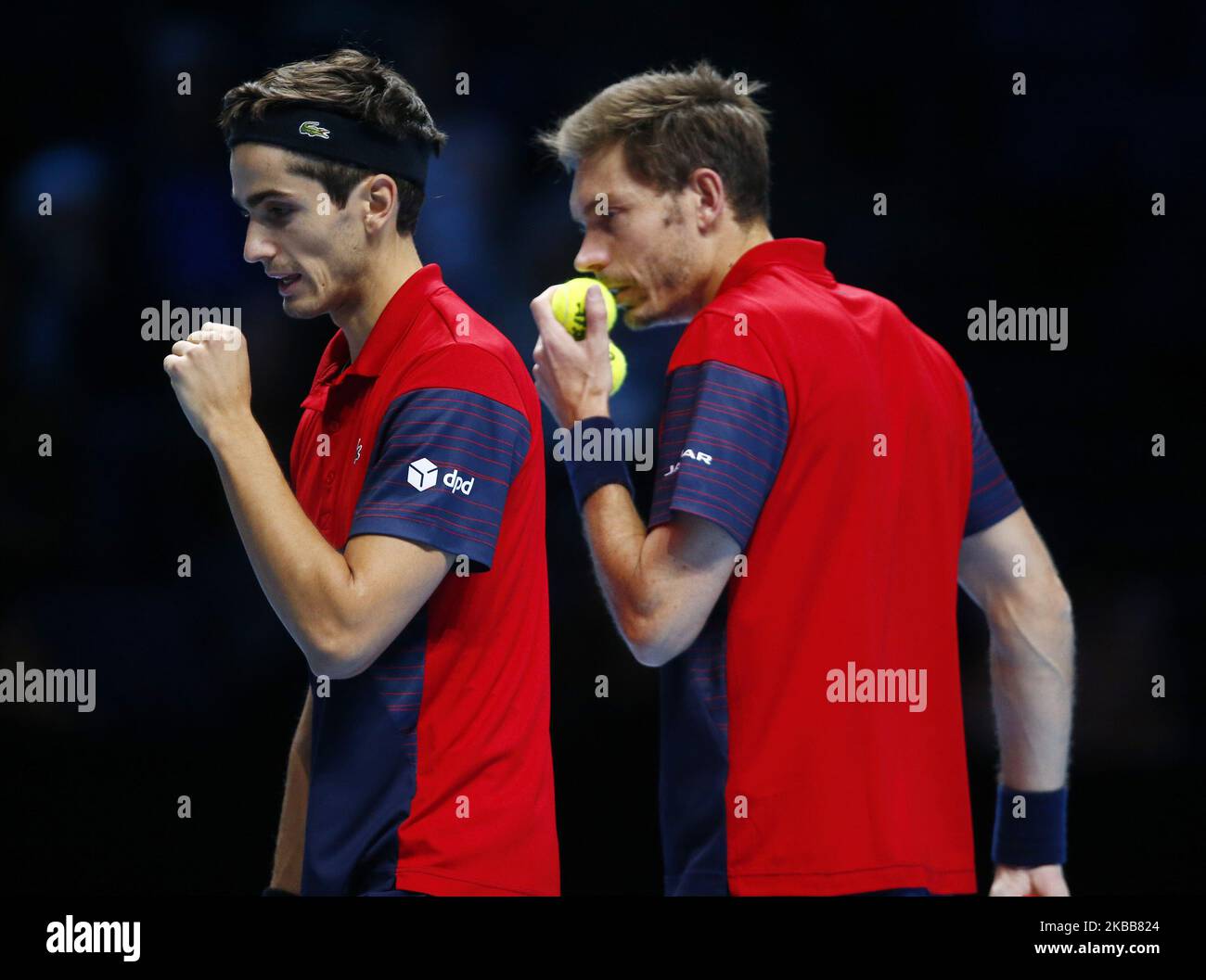 L-R Pierre-Hughes Herbert e Nicolas Mahut (fra) in azione durante il doppio semifinale partita Pierre-Hughes Herbert e Nicolas Mahut (fra) contro Lukasz Kubot (POL) e Marcelo Melo (BRA) International Tennis - Nitto ATP World Tour Finals Day 3 - Martedì 16th 2019 novembre - O2 Arena - Londra (Foto di Action Foto Sport/NurPhoto) Foto Stock