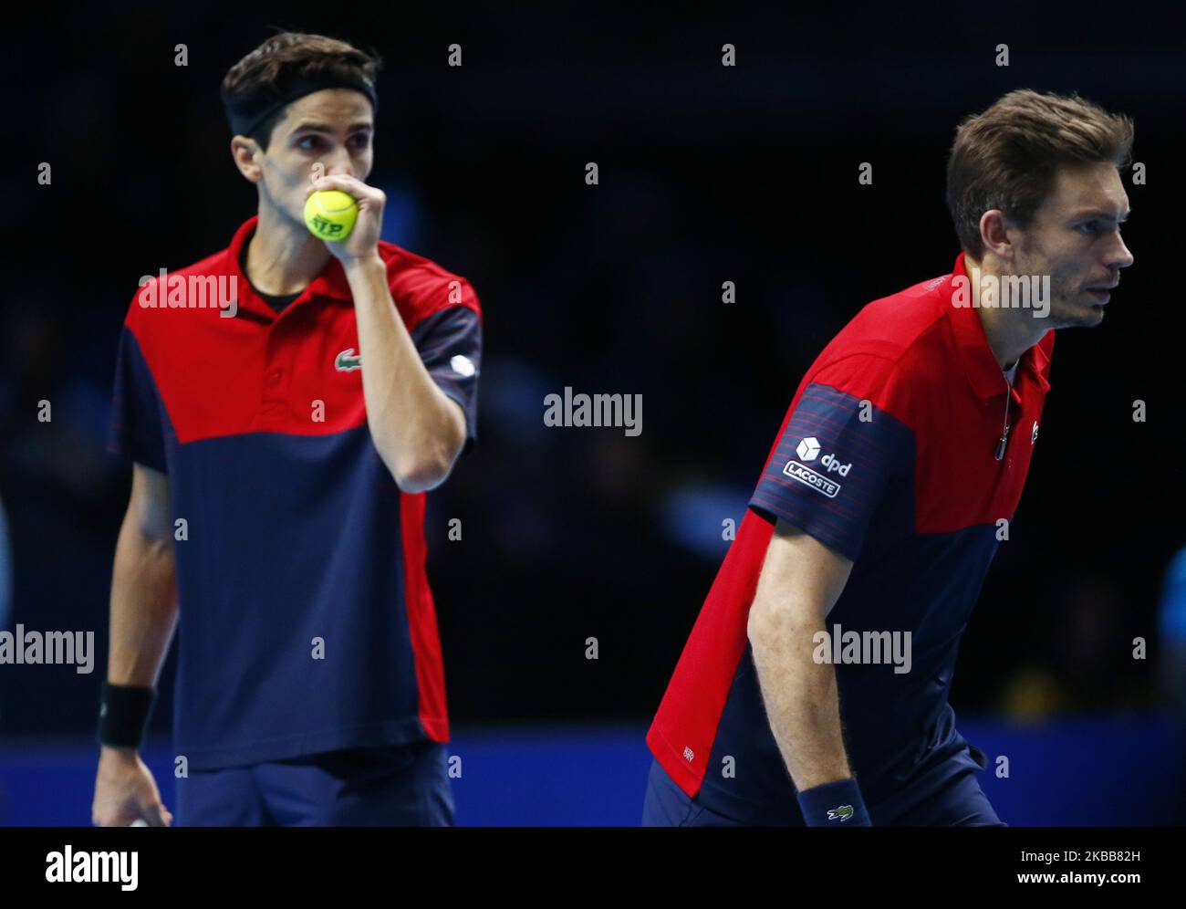 L-R Pierre-Hughes Herbert e Nicolas Mahut (fra) in azione durante il doppio semifinale partita Pierre-Hughes Herbert e Nicolas Mahut (fra) contro Lukasz Kubot (POL) e Marcelo Melo (BRA) International Tennis - Nitto ATP World Tour Finals Day 3 - Martedì 16th 2019 novembre - O2 Arena - Londra (Foto di Action Foto Sport/NurPhoto) Foto Stock