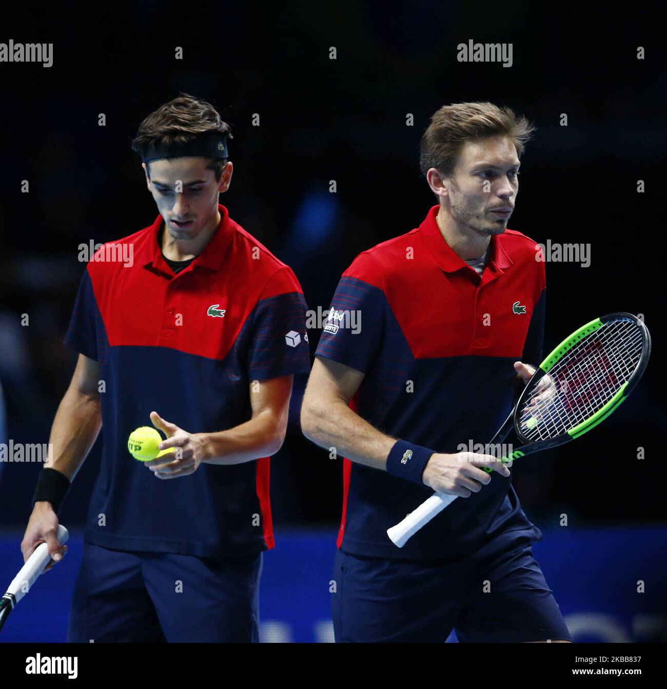 L-R Pierre-Hughes Herbert e Nicolas Mahut (fra) in azione durante il doppio semifinale partita Pierre-Hughes Herbert e Nicolas Mahut (fra) contro Lukasz Kubot (POL) e Marcelo Melo (BRA) International Tennis - Nitto ATP World Tour Finals Day 3 - Martedì 16th 2019 novembre - O2 Arena - Londra (Foto di Action Foto Sport/NurPhoto) Foto Stock