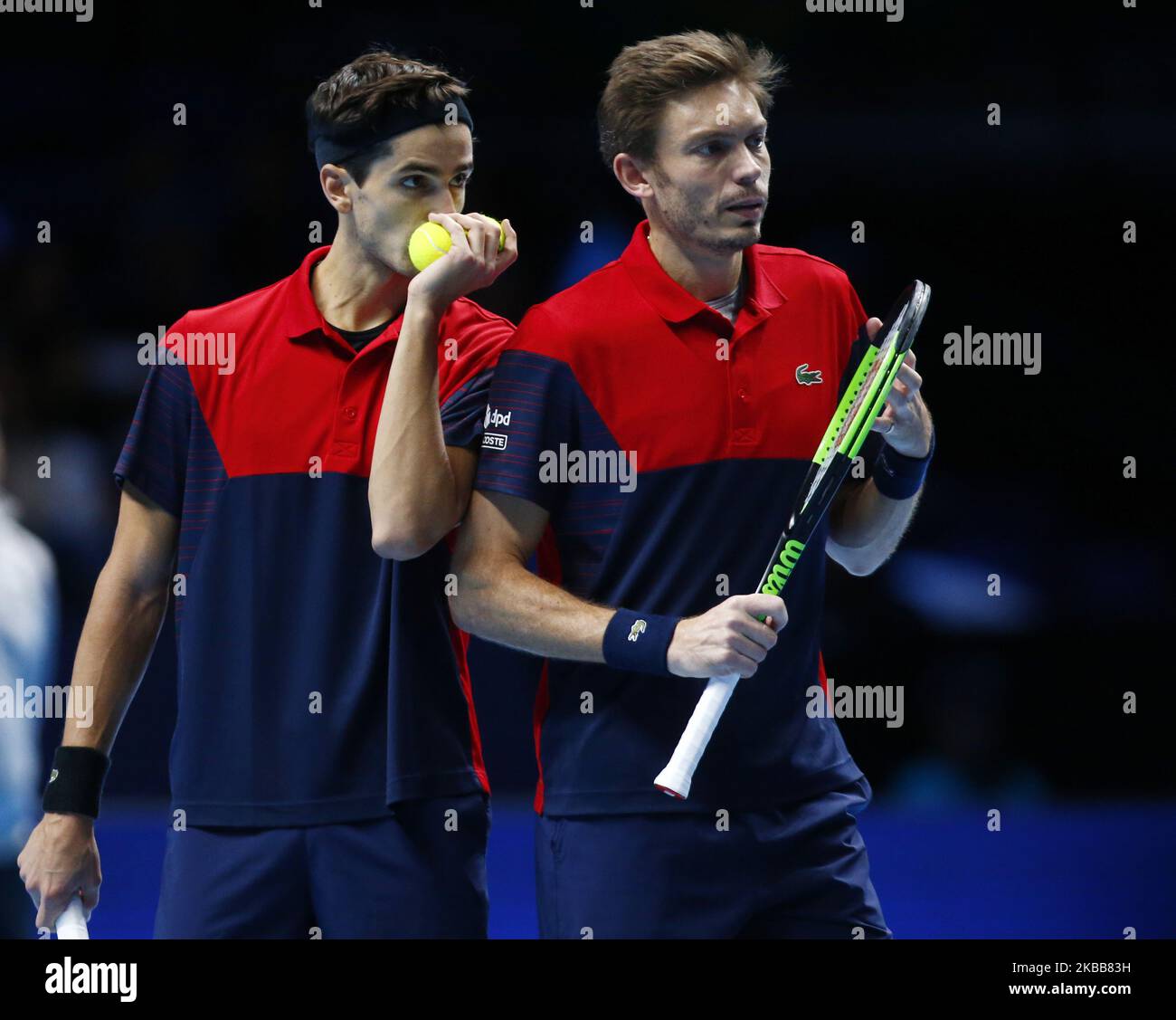 L-R Pierre-Hughes Herbert e Nicolas Mahut (fra) in azione durante il doppio semifinale partita Pierre-Hughes Herbert e Nicolas Mahut (fra) contro Lukasz Kubot (POL) e Marcelo Melo (BRA) International Tennis - Nitto ATP World Tour Finals Day 3 - Martedì 16th 2019 novembre - O2 Arena - Londra (Foto di Action Foto Sport/NurPhoto) Foto Stock