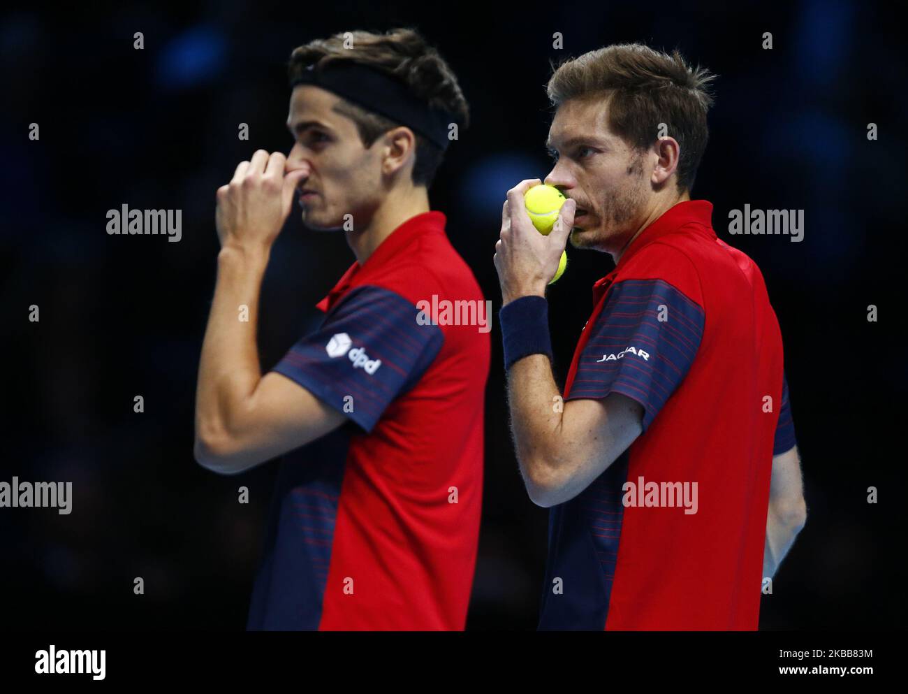 L-R Pierre-Hughes Herbert e Nicolas Mahut (fra) in azione durante il doppio semifinale partita Pierre-Hughes Herbert e Nicolas Mahut (fra) contro Lukasz Kubot (POL) e Marcelo Melo (BRA) International Tennis - Nitto ATP World Tour Finals Day 3 - Martedì 16th 2019 novembre - O2 Arena - Londra (Foto di Action Foto Sport/NurPhoto) Foto Stock