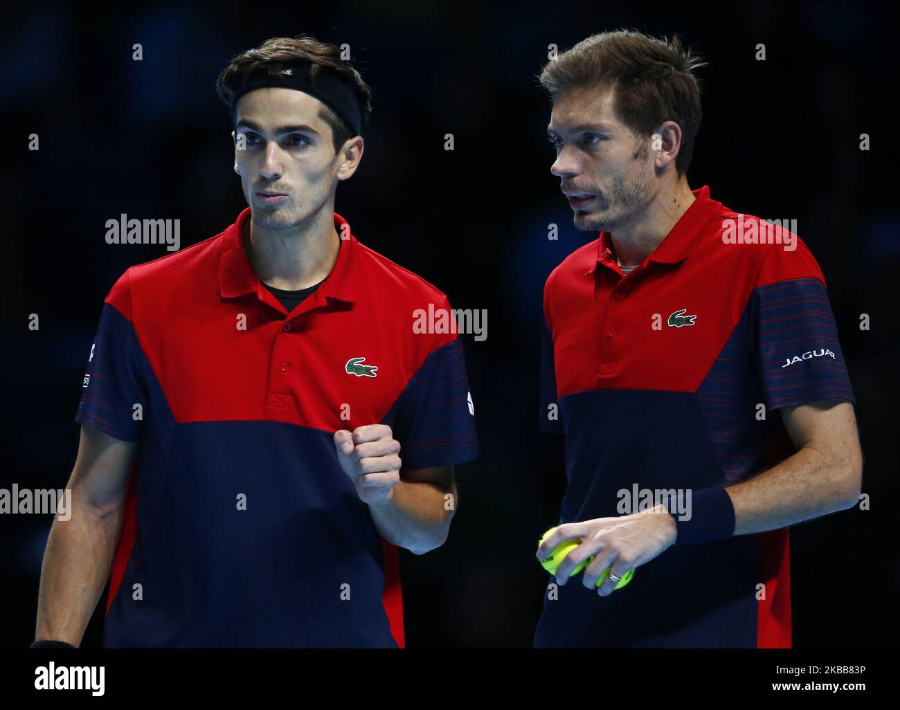 L-R Pierre-Hughes Herbert e Nicolas Mahut (fra) in azione durante il doppio semifinale partita Pierre-Hughes Herbert e Nicolas Mahut (fra) contro Lukasz Kubot (POL) e Marcelo Melo (BRA) International Tennis - Nitto ATP World Tour Finals Day 3 - Martedì 16th 2019 novembre - O2 Arena - Londra (Foto di Action Foto Sport/NurPhoto) Foto Stock