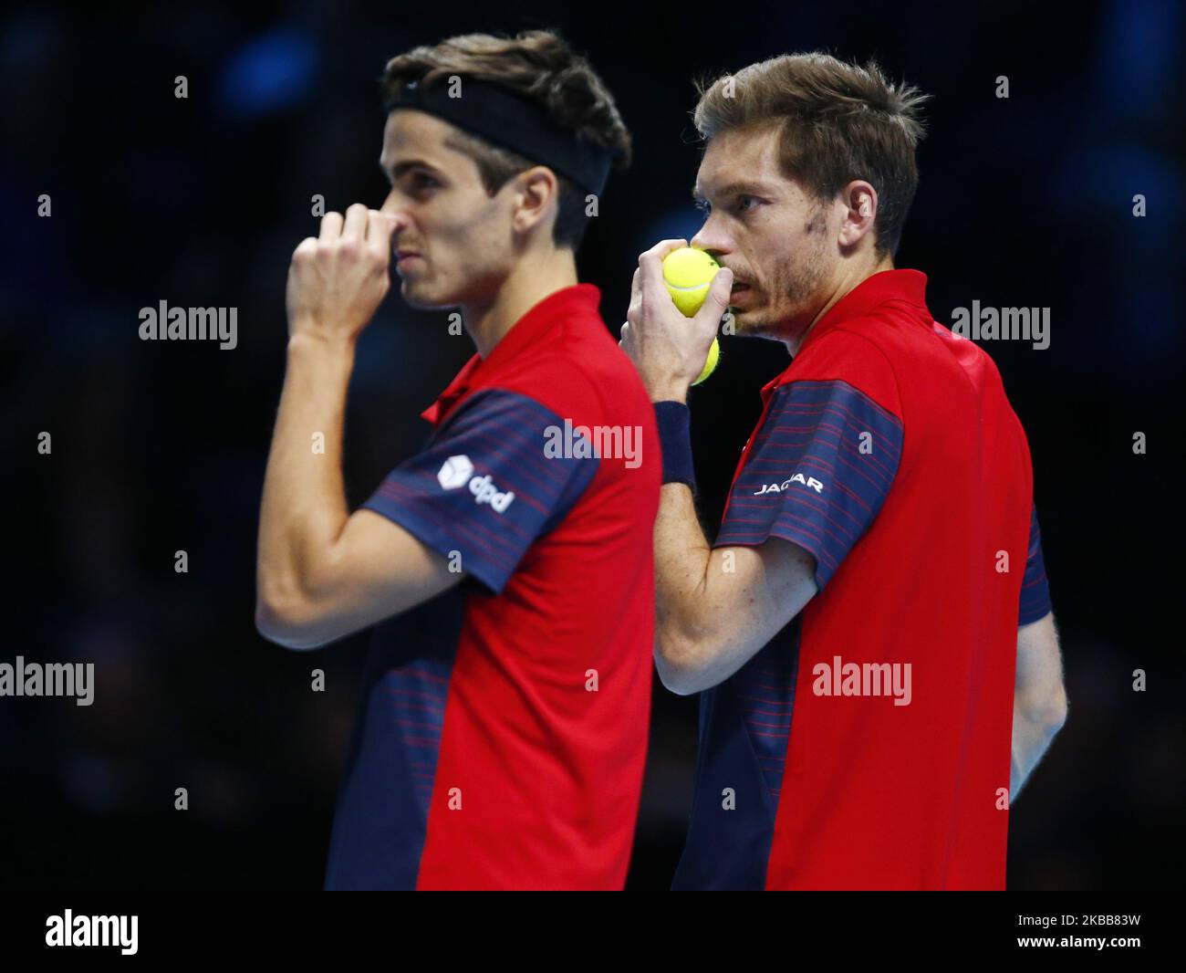 L-R Pierre-Hughes Herbert e Nicolas Mahut (fra) in azione durante il doppio semifinale partita Pierre-Hughes Herbert e Nicolas Mahut (fra) contro Lukasz Kubot (POL) e Marcelo Melo (BRA) International Tennis - Nitto ATP World Tour Finals Day 3 - Martedì 16th 2019 novembre - O2 Arena - Londra (Foto di Action Foto Sport/NurPhoto) Foto Stock