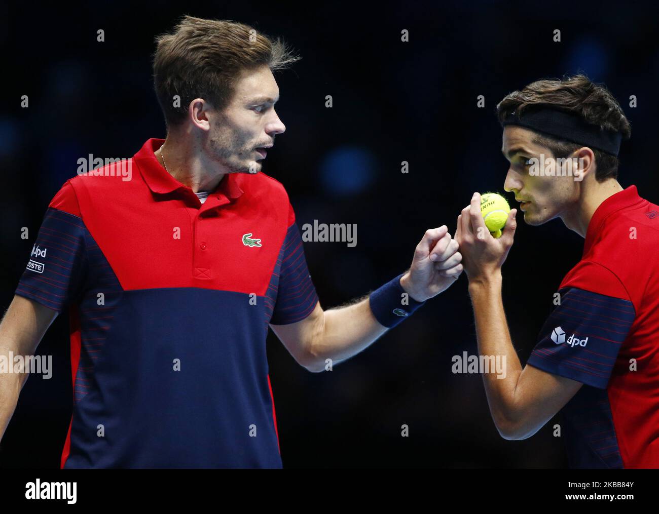L-R Pierre-Hughes Herbert e Nicolas Mahut (fra) in azione durante il doppio semifinale partita Pierre-Hughes Herbert e Nicolas Mahut (fra) contro Lukasz Kubot (POL) e Marcelo Melo (BRA) International Tennis - Nitto ATP World Tour Finals Day 3 - Martedì 16th 2019 novembre - O2 Arena - Londra (Foto di Action Foto Sport/NurPhoto) Foto Stock