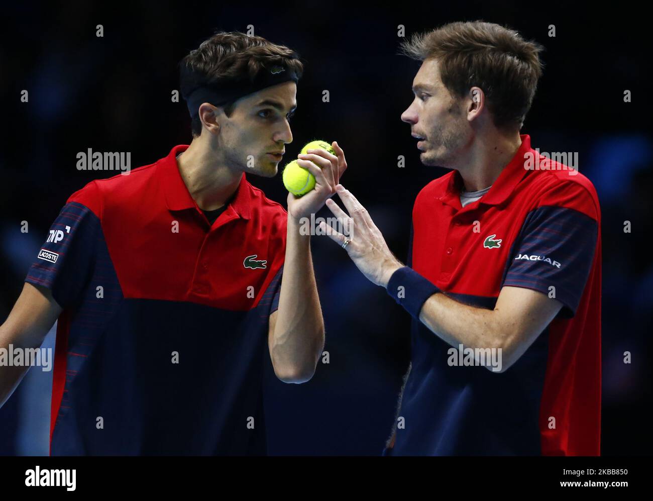 L-R Pierre-Hughes Herbert e Nicolas Mahut (fra) in azione durante il doppio semifinale partita Pierre-Hughes Herbert e Nicolas Mahut (fra) contro Lukasz Kubot (POL) e Marcelo Melo (BRA) International Tennis - Nitto ATP World Tour Finals Day 3 - Martedì 16th 2019 novembre - O2 Arena - Londra (Foto di Action Foto Sport/NurPhoto) Foto Stock