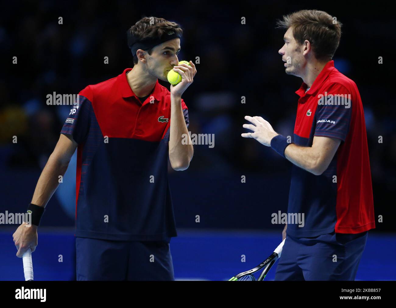 L-R Pierre-Hughes Herbert e Nicolas Mahut (fra) in azione durante il doppio semifinale partita Pierre-Hughes Herbert e Nicolas Mahut (fra) contro Lukasz Kubot (POL) e Marcelo Melo (BRA) International Tennis - Nitto ATP World Tour Finals Day 3 - Martedì 16th 2019 novembre - O2 Arena - Londra (Foto di Action Foto Sport/NurPhoto) Foto Stock