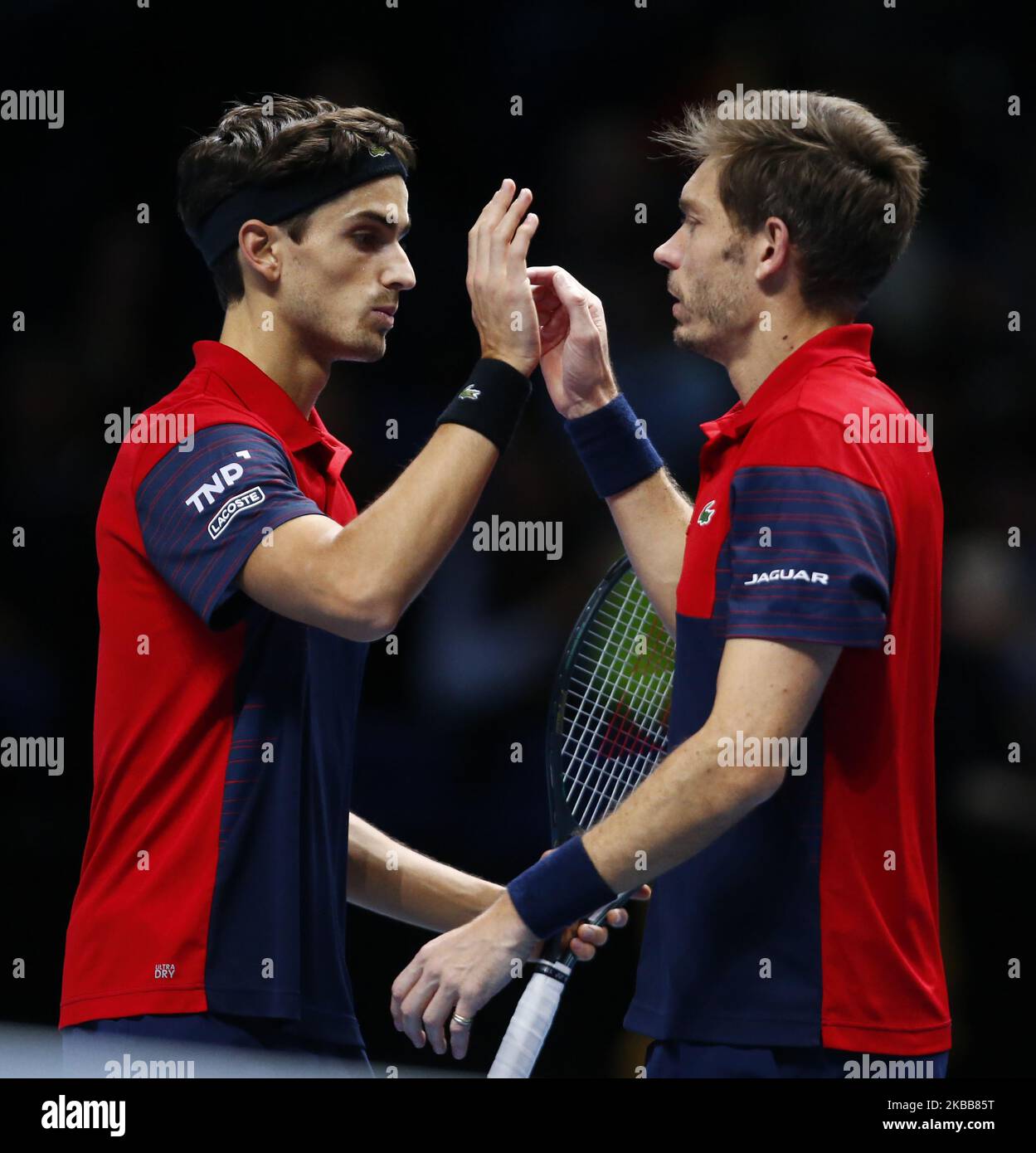 L-R Pierre-Hughes Herbert e Nicolas Mahut (fra) festeggia il raggiungimento della finale del doppio durante la semifinale del doppio Pierre-Hughes Herbert e Nicolas Mahut (fra) contro Lukasz Kubot (POL) e Marcelo Melo (BRA) International Tennis - Nitto ATP World Tour Finals Day 3 - Martedì 16th Novembre 2019 - O2:00 Arena - Londra (Photo by Action Foto Sport/NurPhoto) Foto Stock