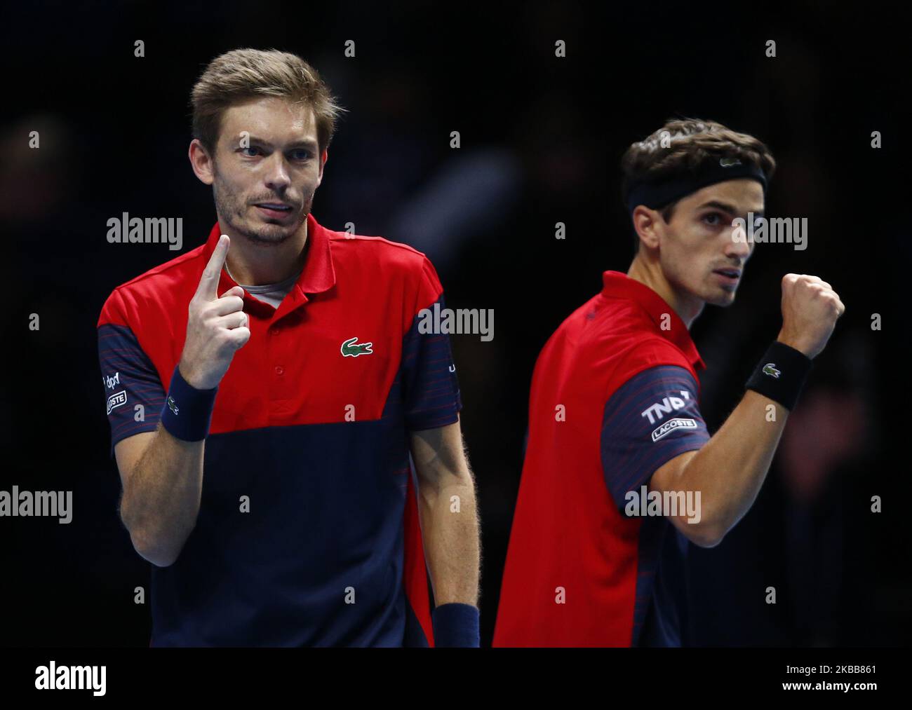 L-R Pierre-Hughes Herbert e Nicolas Mahut (fra) festeggia il raggiungimento della finale del doppio durante la semifinale del doppio Pierre-Hughes Herbert e Nicolas Mahut (fra) contro Lukasz Kubot (POL) e Marcelo Melo (BRA) International Tennis - Nitto ATP World Tour Finals Day 3 - Martedì 16th Novembre 2019 - O2:00 Arena - Londra (Photo by Action Foto Sport/NurPhoto) Foto Stock