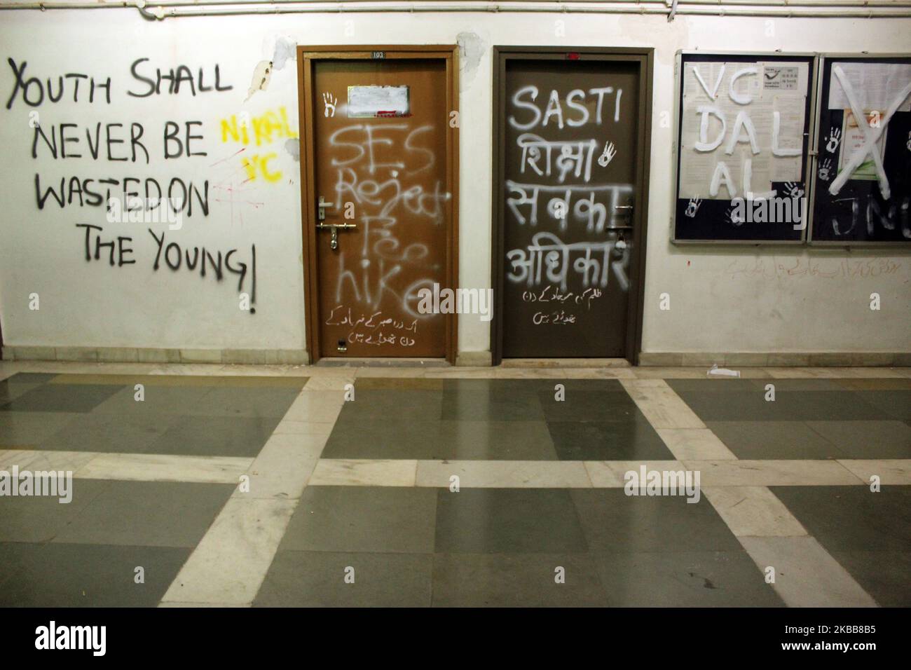 Una vista di uno slogan anti-amministrazione dipinta dagli studenti che protestano che stanno chiedendo il roll back della tassa di ostello escursione, a Jawaharlal Nehru University il 19 novembre 2019 a Nuova Delhi, India. Gli studenti del JNU, che si sono agitati per tre settimane contro un aumento delle tariffe degli ostelli e un manuale di un ostello che impone codici di abbigliamento e orari di coprifuoco, lunedì hanno fatto una marcia di protesta verso il Parlamento per catturare l'attenzione del governo dell'Unione sulla questione. (Foto di Mayank Makhija/NurPhoto) Foto Stock