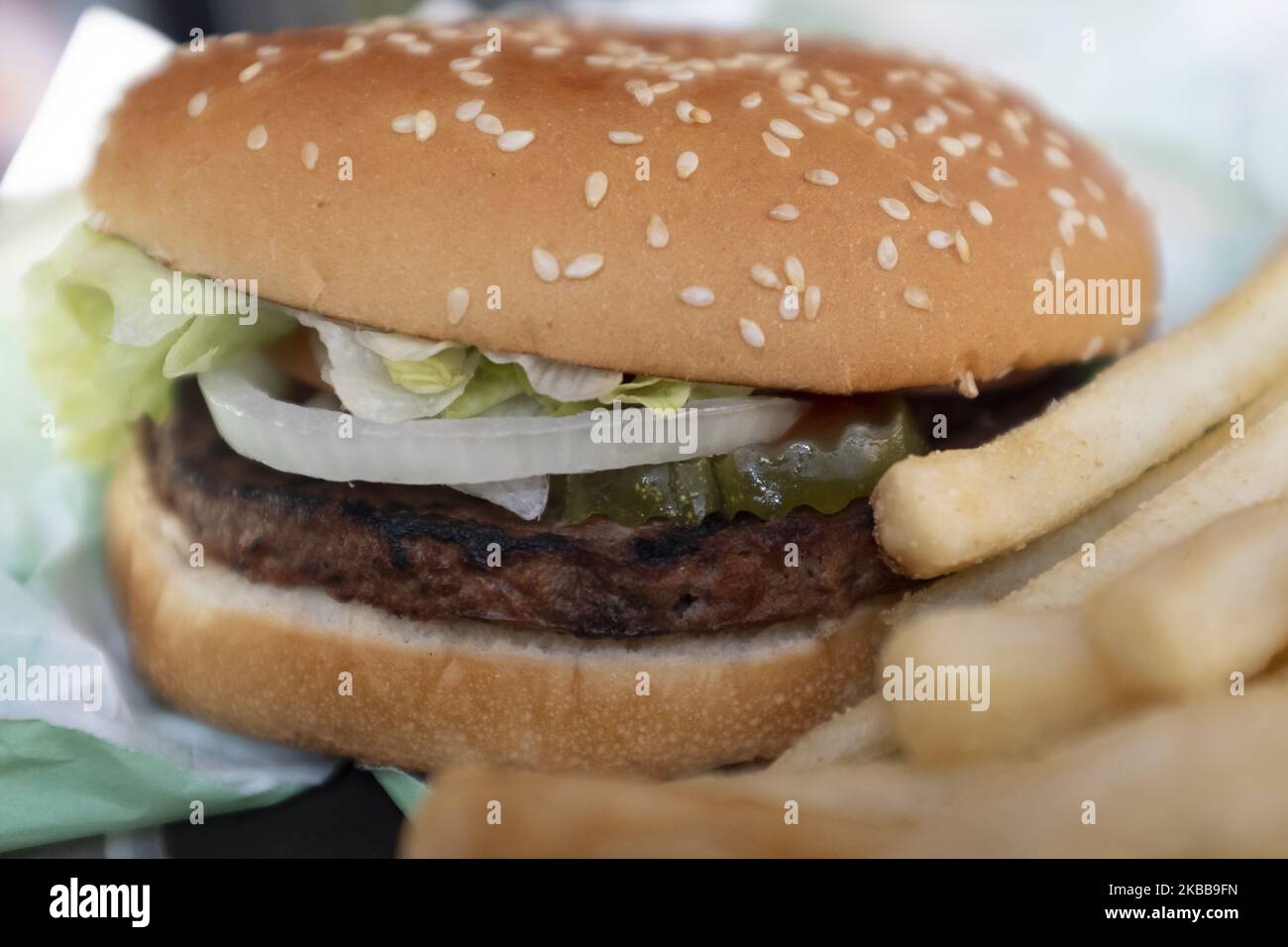 Burger King's vegan Impossible Whopper Burger è visto in un negozio a Sunnyvale, California, Stati Uniti, il Mercoledì, 20 novembre, 2019. Un uomo vegano ha citato in giudizio Burger King, sostenendo che i Whopper impossibili del Burger King sono contaminati dalla carne. Burger King ha sviluppato hamburger a base di piante con cibi impossibili. (Foto di Yichuan Cao/NurPhoto) Foto Stock