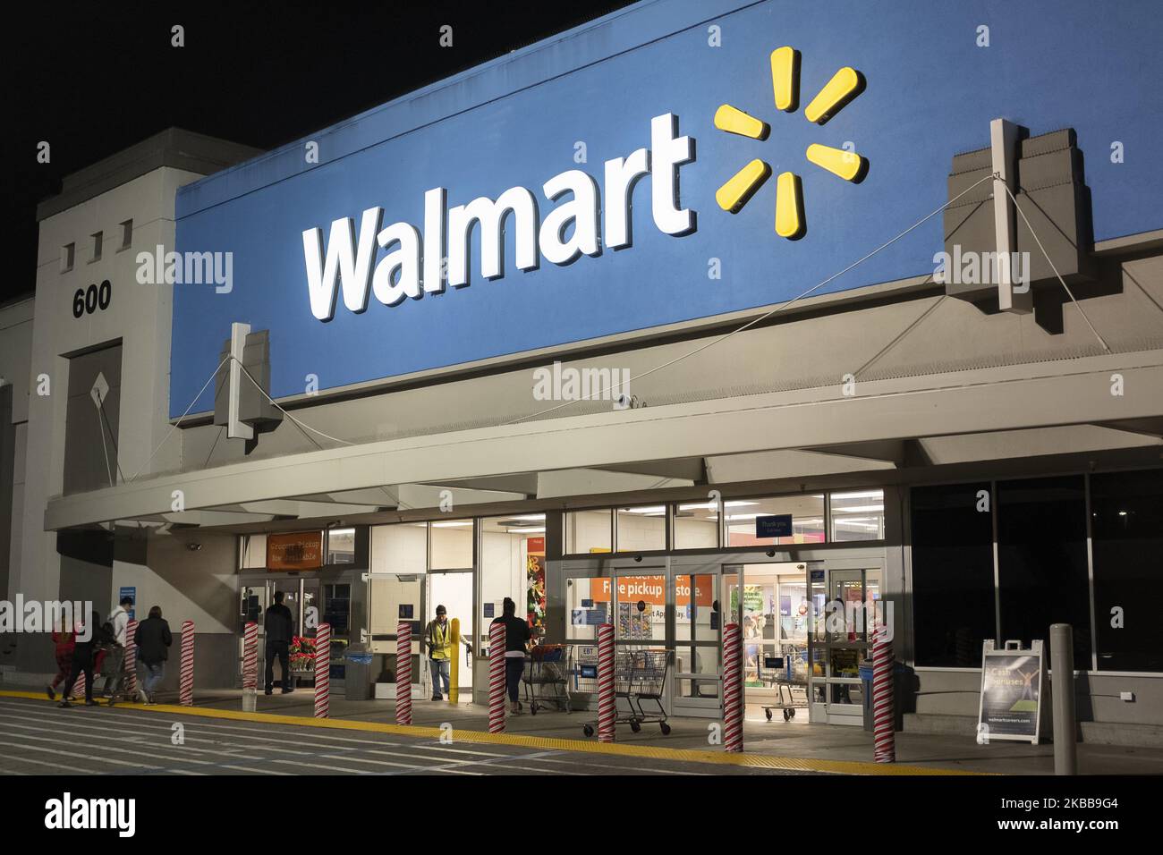 Il logo Walmart viene visualizzato in un negozio di Mountain View, California, Stati Uniti martedì 19 novembre 2019. Il giorno del Ringraziamento e dello shopping natalizio è iniziato negli Stati Uniti (Foto di Yichuan Cao/NurPhoto) Foto Stock