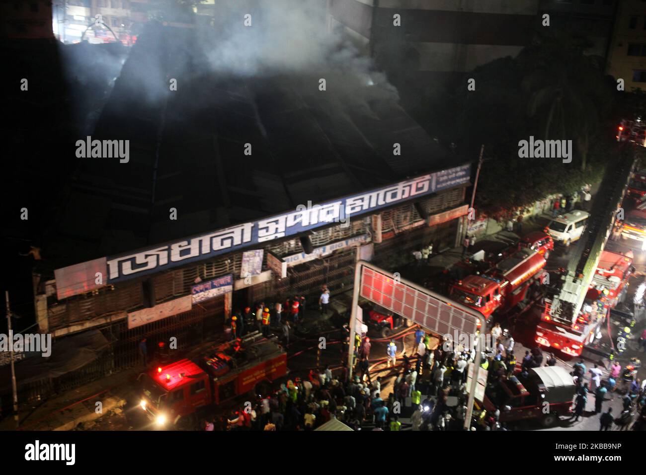 I vigili del fuoco tentano di estinguere un incendio di massa dopo un incendio scoppiato in un mercato di Dhaka, Bangladesh, il 20 novembre 2019. (Foto di Syed Mahamudur Rahman/NurPhoto) Foto Stock