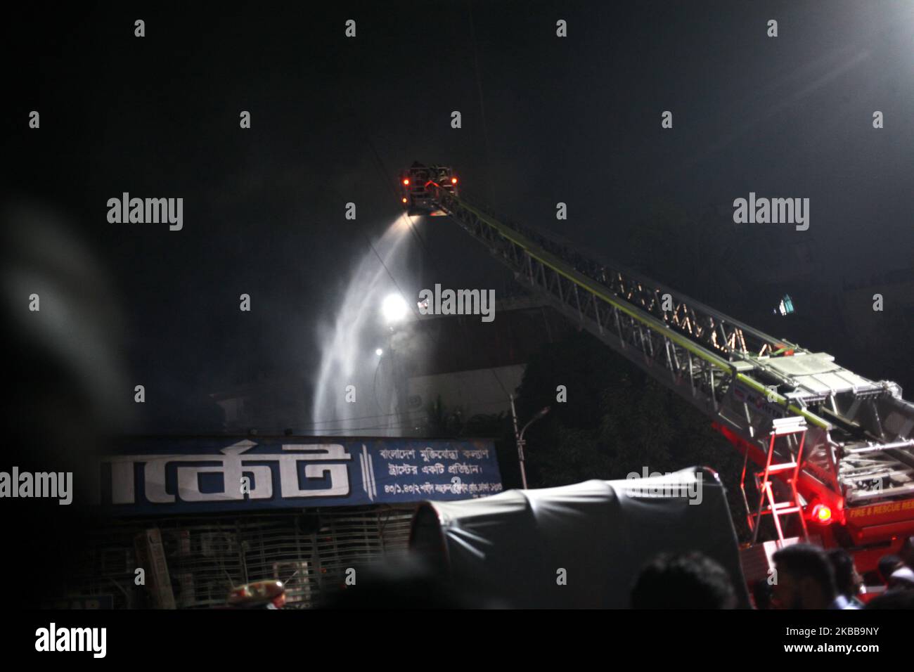 I vigili del fuoco tentano di estinguere un incendio di massa dopo un incendio scoppiato in un mercato di Dhaka, Bangladesh, il 20 novembre 2019. (Foto di Syed Mahamudur Rahman/NurPhoto) Foto Stock