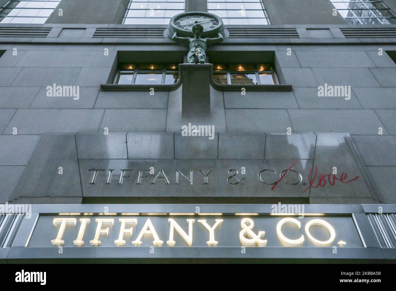 Tiffany & Co. O il negozio di punta di Tiffany alla 5th Ave a New York City, Stati Uniti d'America. Tiffany's è un marchio americano di gioielli di lusso. L'edificio storico e il logo di Tiffany sono famosi e conosciuti in tutto il mondo dall'iconico film Breakfast at Tiffany's con Audrey Hepburn del 1961. Gioielli Tiffany's e iconiche confezioni blu regalo in mostra presso il negozio. New York, USA - 18 novembre 2019 (Foto di Nicolas Economou/NurPhoto) Foto Stock