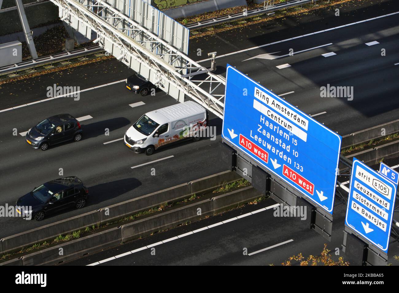 Auto sull'autostrada A10 con traffico elevato durante la mattina il 19 novembre 2019 ad Amsterdam, Paesi Bassi. Il governo olandese ha ridotto il limite massimo di velocità sulle strade dei Paesi Bassi a 100km km/h dopo essere stato ordinato dai tribunali di ridurre l'inquinamento. Il nuovo limite sarà introdotto nel 2020 e sarà il più basso comune nell'UE insieme a Cipro. (Foto di Paulo Amorim/NurPhoto) Foto Stock