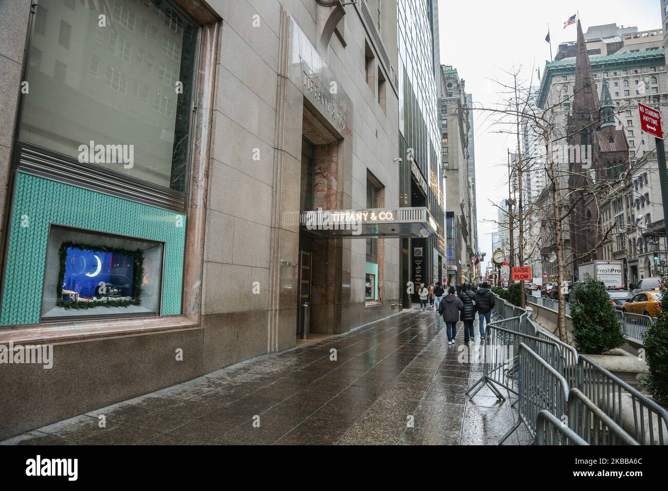 Tiffany & Co. O il negozio di punta di Tiffany alla 5th Ave a New York City, Stati Uniti d'America. Tiffany's è un marchio americano di gioielli di lusso. L'edificio storico e il logo di Tiffany sono famosi e conosciuti in tutto il mondo dall'iconico film Breakfast at Tiffany's con Audrey Hepburn del 1961. Gioielli Tiffany's e iconiche confezioni blu regalo in mostra presso il negozio. New York, USA - 18 novembre 2019 (Foto di Nicolas Economou/NurPhoto) Foto Stock