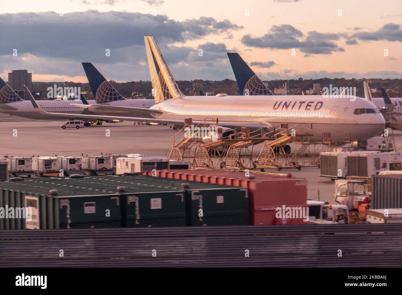 Boeing 767 di United Airlines. Vista generale degli aeroplani della United Airlines durante l'ora magica del tramonto all'Aeroporto Internazionale Liberty di Newark EWR / KEWR a Newark e Elizabeth, New Jersey, USA, come visto il 12 novembre 2019. United UA UAL è la 3rd compagnia aerea più grande del mondo, membro dell'alleanza di aviazione Star Alliance con sede a Willis Tower a Chicago e più hub in tutti gli Stati Uniti con Newark una delle maggiori. (Foto di Nicolas Economou/NurPhoto) Foto Stock