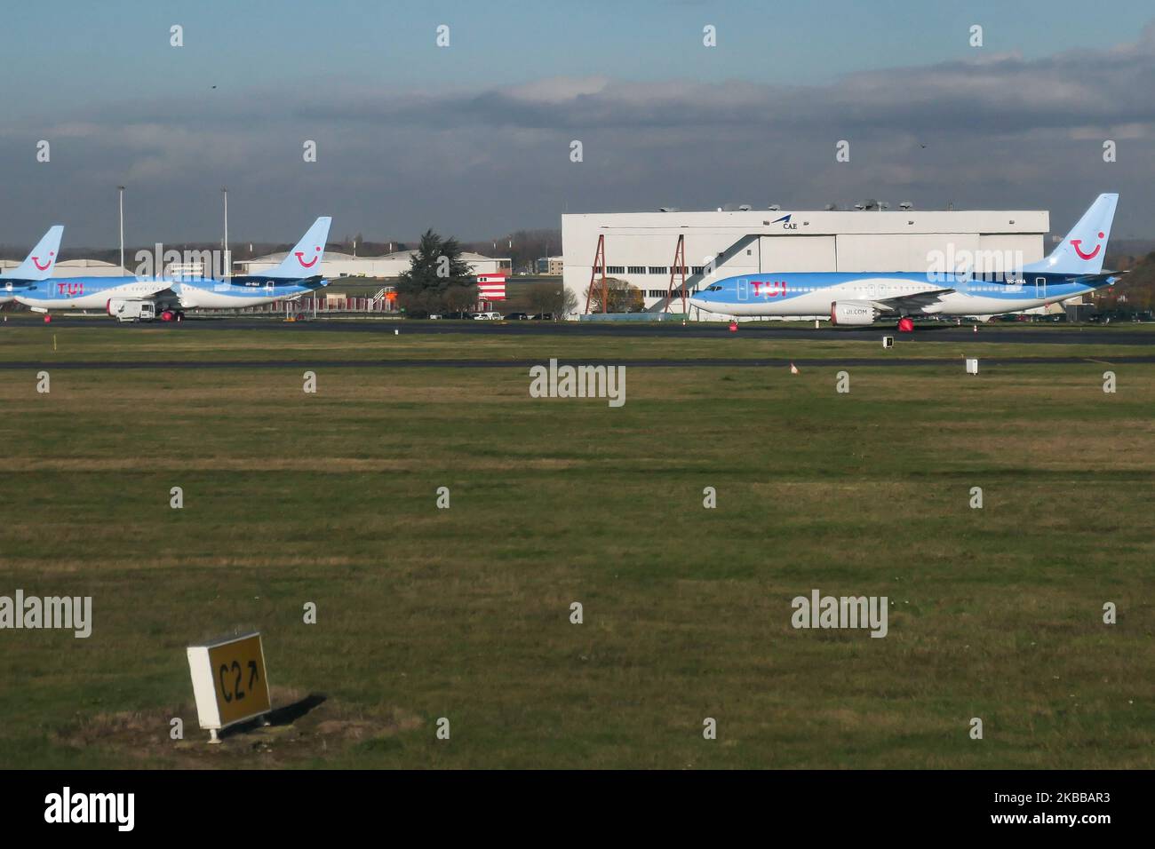 Lotto di aerei TUI Fly Belgium o TUI Airways Boeing 737 MAX 8 atterrati all'aeroporto nazionale di Bruxelles Zaventem BRU EBBR in Belgio. Gli aerei sono parcheggiati con ruote e motori coperti dal marzo 12; 2019 in qualità di Agenzia europea per la sicurezza aerea (EASA), l'Agenzia europea per la sicurezza aerea ha sospeso tutte le operazioni di volo e la FAA delle 737 MAX 8 e 737 MAX 9 con una direttiva sulla sicurezza a causa di un guasto del sistema MCAS che ha causato due incidenti dello stesso nuovo tipo di aeromobile. TUI Fly Belgium è una compagnia aerea controllata del gruppo TUI e fa parte della TUI Airlines. TUI Airways, ex Thomson Airways DI TOM TOMJET, è la più grande Foto Stock