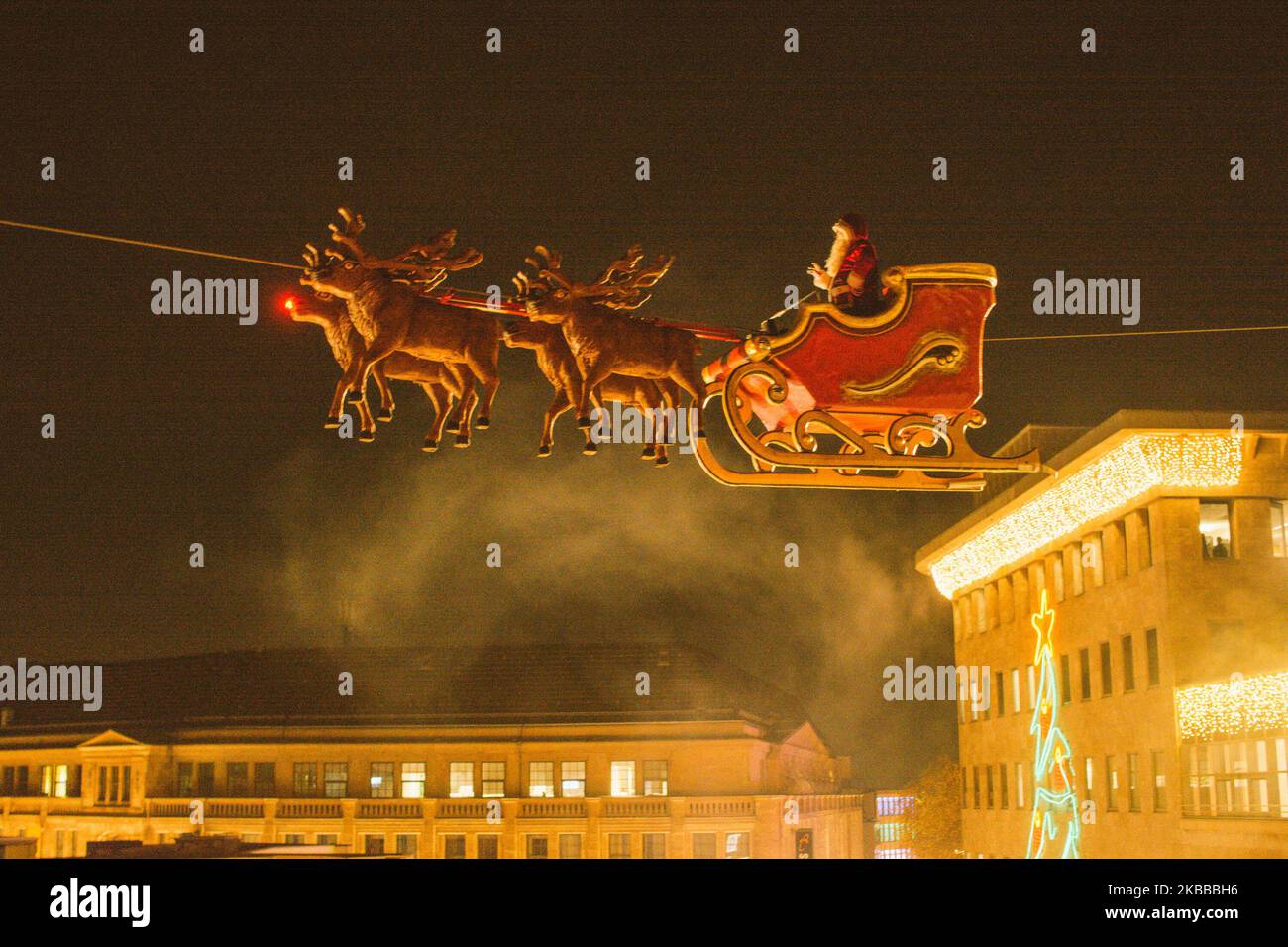 Falko Traber Jr esegue il volo di Babbo Natale sul Dr. Ruer Platz su una pista lunga 125 metri e alta 33 metri il giorno di festa del mercato di Natale di Bochum il 21 novembre 2019 a Bochum in Germania. (Foto di Ying Tang/NurPhoto) Foto Stock