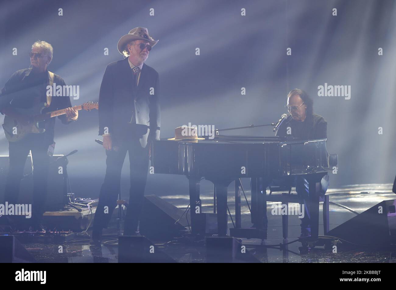 I cantanti italiani Francesco De Gregori e Antonello Venditti cantano il 21 novembre 2019 a Milano, in occasione della 6th° tappa dell'edizione italiana del talent shoe internazionale XFactor. (Foto di Andrea Diodato/NurPhoto) Foto Stock