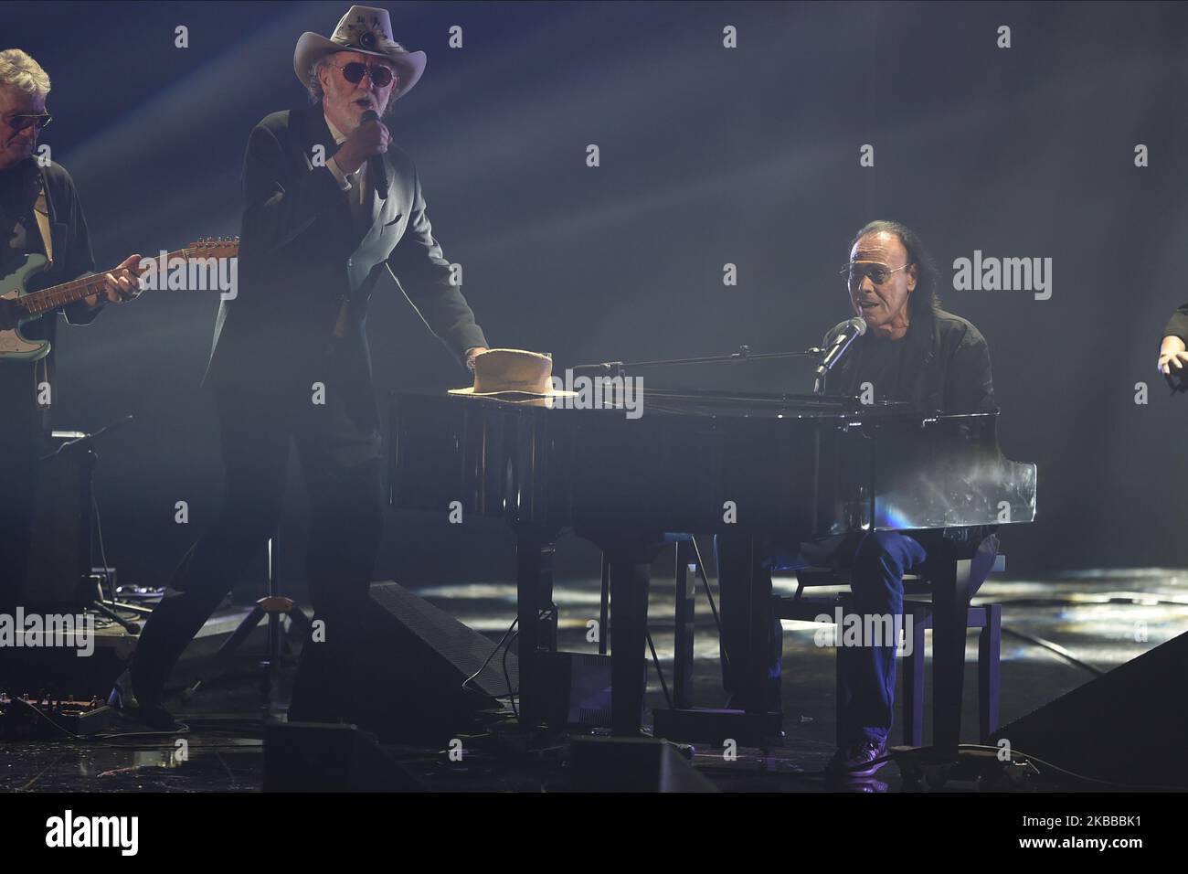 I cantanti italiani Francesco De Gregori e Antonello Venditti cantano il 21 novembre 2019 a Milano, in occasione della 6th° tappa dell'edizione italiana del talent shoe internazionale XFactor. (Foto di Andrea Diodato/NurPhoto) Foto Stock