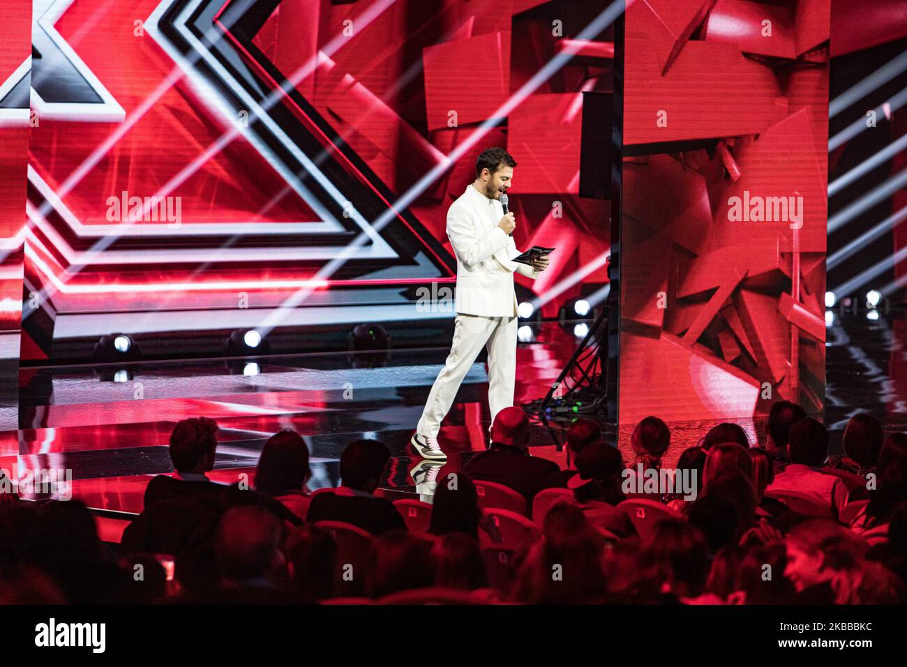 Alessandro Cattelan si esibisce dal vivo all'X Factor 13 alla Candy Arena il 21 novembre 2019 a Milano. (Foto di Mairo Cinquetti/NurPhoto) Foto Stock