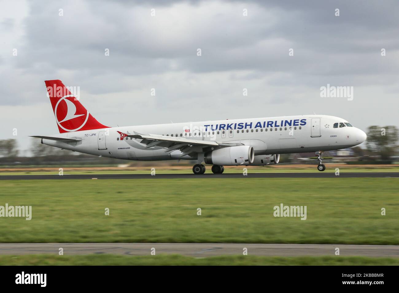 Turkish Airlines Airbus A320-200 come visto all'atterraggio finale all'aeroporto internazionale Schiphol di Amsterdam AMS EHAM nei Paesi Bassi il 27 ottobre 2019. L'aereo ha la registrazione TC-JPK e il nome Erdek. Turkish Airlines TK THY la compagnia aerea di bandiera nazionale e il membro dell'alleanza aerea Star Alliance collega la città olandese con la capitale della Turchia Istanbul IST principale aeroporto e Istanbul Sabiha Gokcen VISTO su base giornaliera. (Foto di Nicolas Economou/NurPhoto) Foto Stock