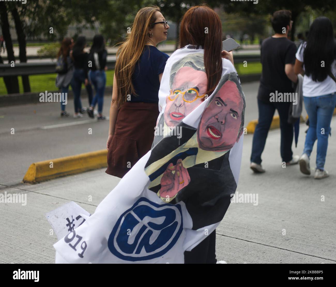 Persone che marciano per protestare contro lo sciopero nazionale nella città di Bogotà, in Colombia, il 21 novembre 2019. (Foto di Daniel Garzon Herazo/NurPhoto) Foto Stock