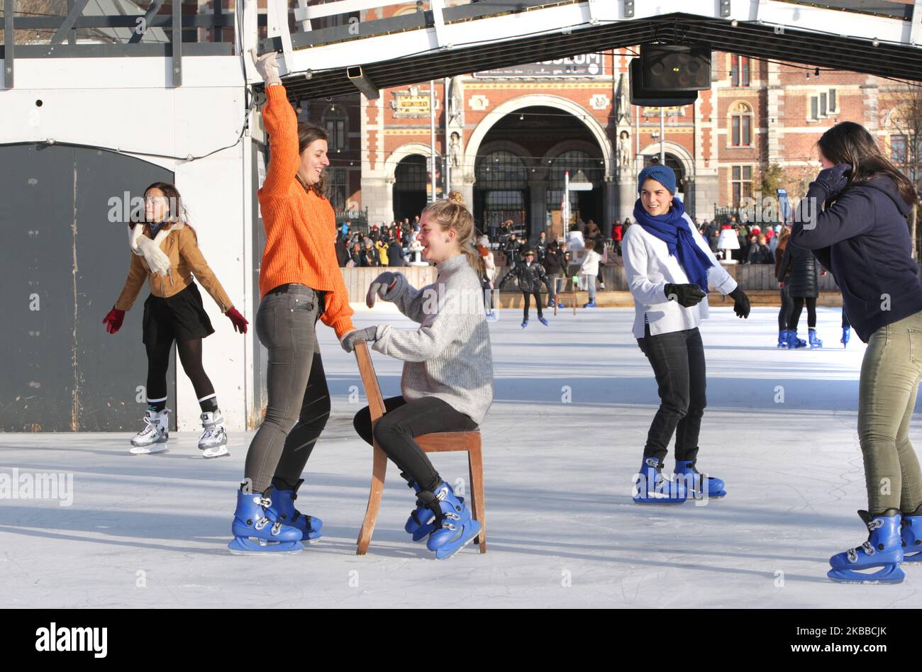 Giovani ragazze che pattinano e giochiano sulla pista di pattinaggio di fronte al Rijksmuseum in Piazza dei Musei durante la soleggiata giornata invernale del 22 novembre 2019 ad Amsterdam, Paesi Bassi. (Foto di Paulo Amorim/NurPhoto) Foto Stock