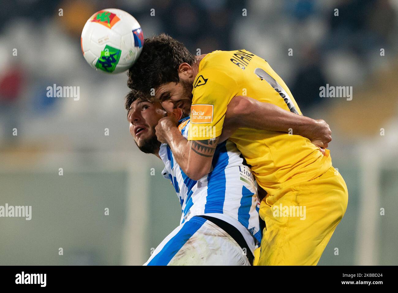 Gennaro Borrelli di Pescara Calcio 1936 e Matteo Bianchetti U.S. Cremonese combattono per la palla durante la partita italiana della Serie B 2019/2020 tra Pescara Calcio 1936 e U.S. Cremonese allo Stadio Adriatico Giovanni Cornacchia il 22 novembre 2019 a Pescara, Italia. (Foto di Danilo di Giovanni/NurPhoto) Foto Stock