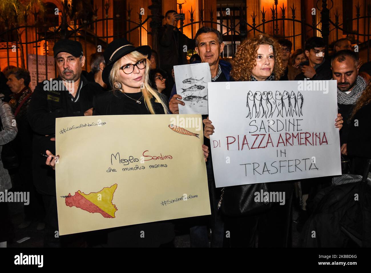 Migliaia di siciliani si sono Uniti in una lampo muta creata dalle sardine, un nuovo movimento ideologico antifascista nato per sfidare la politica di Matteo Salvini, leader del partito di destra Lega. Palermo, 22 novembre 2019 (Foto di Francesco Militello Mirto/NurPhoto) Foto Stock