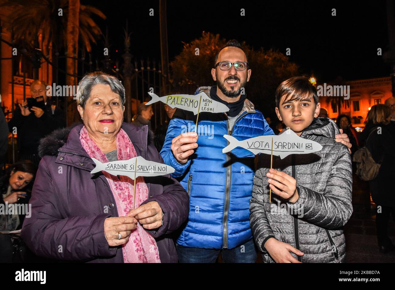 Migliaia di siciliani si sono Uniti in una lampo muta creata dalle sardine, un nuovo movimento ideologico antifascista nato per sfidare la politica di Matteo Salvini, leader del partito di destra Lega. Palermo, 22 novembre 2019 (Foto di Francesco Militello Mirto/NurPhoto) Foto Stock