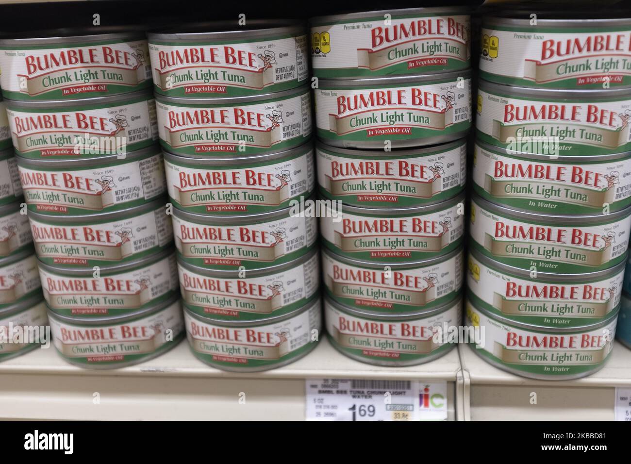 Le taniche di tonno Bomble Bee possono essere viste in un negozio a Mountain View, California, Stati Uniti venerdì 22 novembre 2019. La tonniera Bumble Bee Foods ha dichiarato giovedì di aver presentato domanda per la protezione fallimentare del Capitolo 11, con un accordo da parte della pesca FCF con sede a Taiwan, il suo maggiore creditore, per acquistare i suoi beni per circa $925 milioni di dollari. (Foto di Yichuan Cao/NurPhoto) Foto Stock