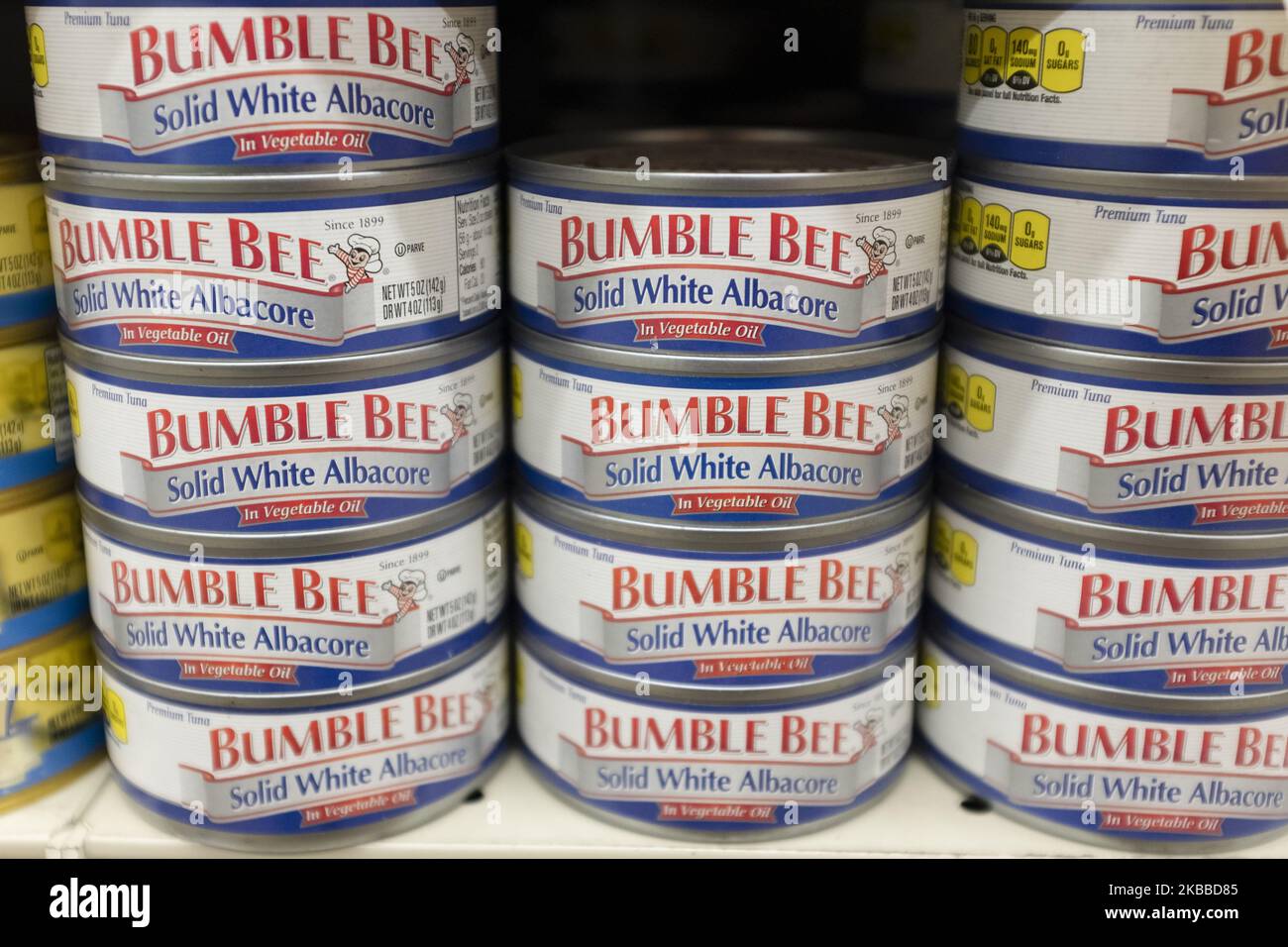 Bomble lattine di albacore Bee possono essere viste in un negozio a Mountain View, California, Stati Uniti il venerdì 22 novembre 2019. Bumble Bee Foods ha dichiarato giovedì di aver presentato domanda per la protezione fallimentare del Capitolo 11, con un accordo da parte della pesca FCF con sede a Taiwan, il suo maggiore creditore, per acquistare i suoi beni per circa $925 milioni di dollari. (Foto di Yichuan Cao/NurPhoto) Foto Stock