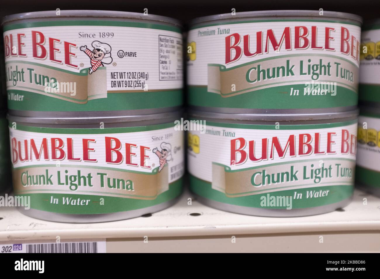 Le taniche di tonno Bomble Bee possono essere viste in un negozio a Mountain View, California, Stati Uniti venerdì 22 novembre 2019. La tonniera Bumble Bee Foods ha dichiarato giovedì di aver presentato domanda per la protezione fallimentare del Capitolo 11, con un accordo da parte della pesca FCF con sede a Taiwan, il suo maggiore creditore, per acquistare i suoi beni per circa $925 milioni di dollari. (Foto di Yichuan Cao/NurPhoto) Foto Stock