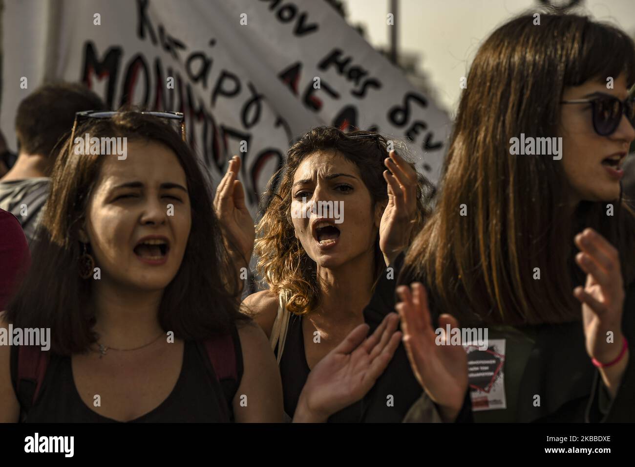 Gli insegnanti urlano slogan durante una dimostrazione nel centro di Atene il 23 novembre 2019, contro il nuovo piano del sistema educativo del governo (Foto di Dimitris Lampropoulos/NurPhoto) Foto Stock