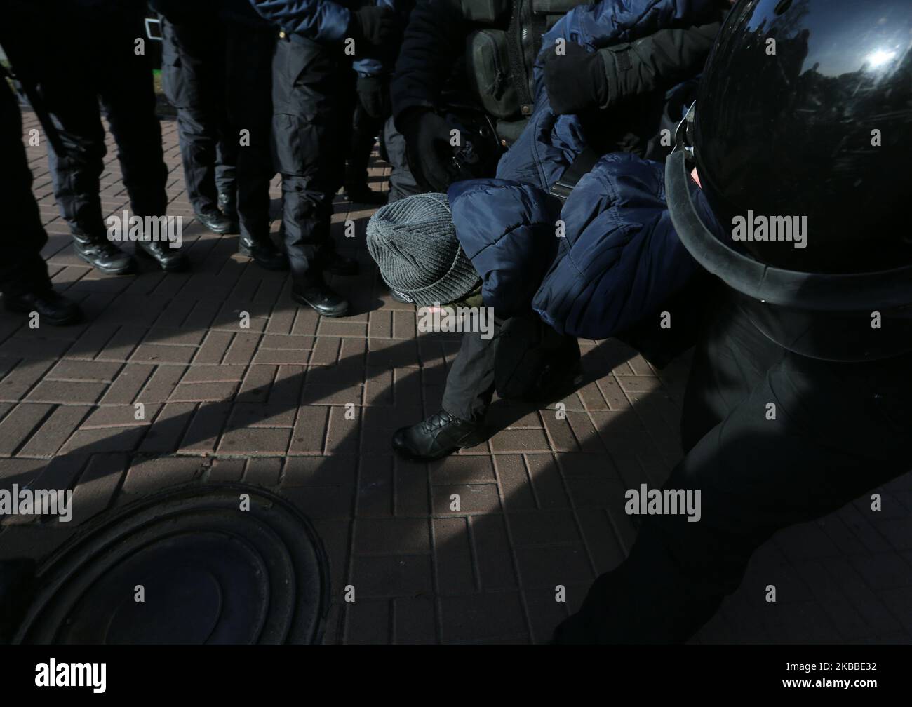 La polizia trasporta l'attivista di estrema destra detenuto che ha protestato contro il rally anti transfobia a Kyiv, Ucraina, 23 novembre 2019. Decine di persone partecipano al rally per celebrare la Giornata Internazionale della memoria del 20th per le persone transgender uccise da transfobia. (Foto di Sergii Kharchenko/NurPhoto) Foto Stock