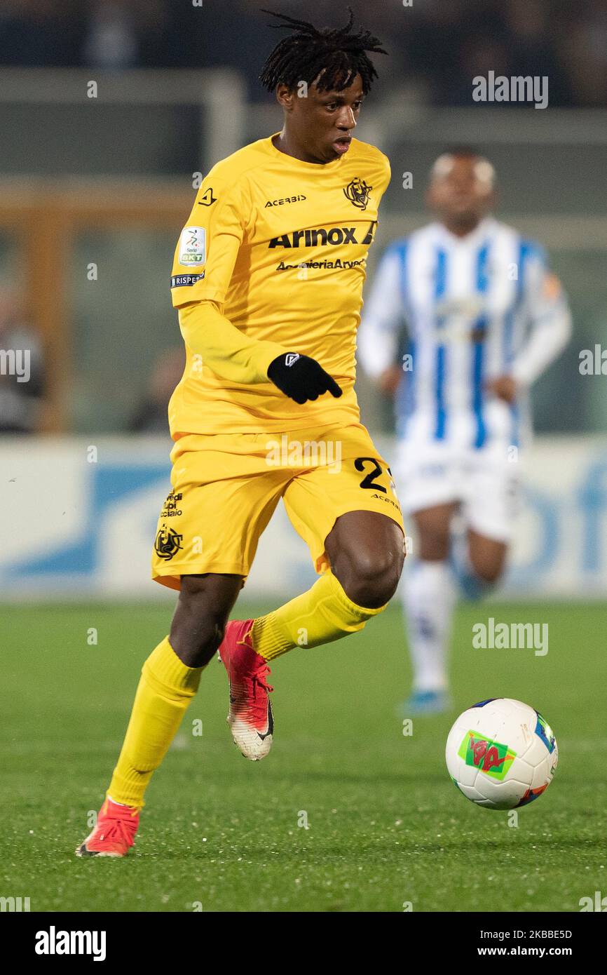 Michael Kingsley U.S. Cremonese durante la partita italiana della Serie B 2019/2020 tra Pescara Calcio 1936 e U.S. Cremonese allo Stadio Adriatico Giovanni Cornacchia il 22 novembre 2019 a Pescara, Italia. (Foto di Danilo di Giovanni/NurPhoto) Foto Stock