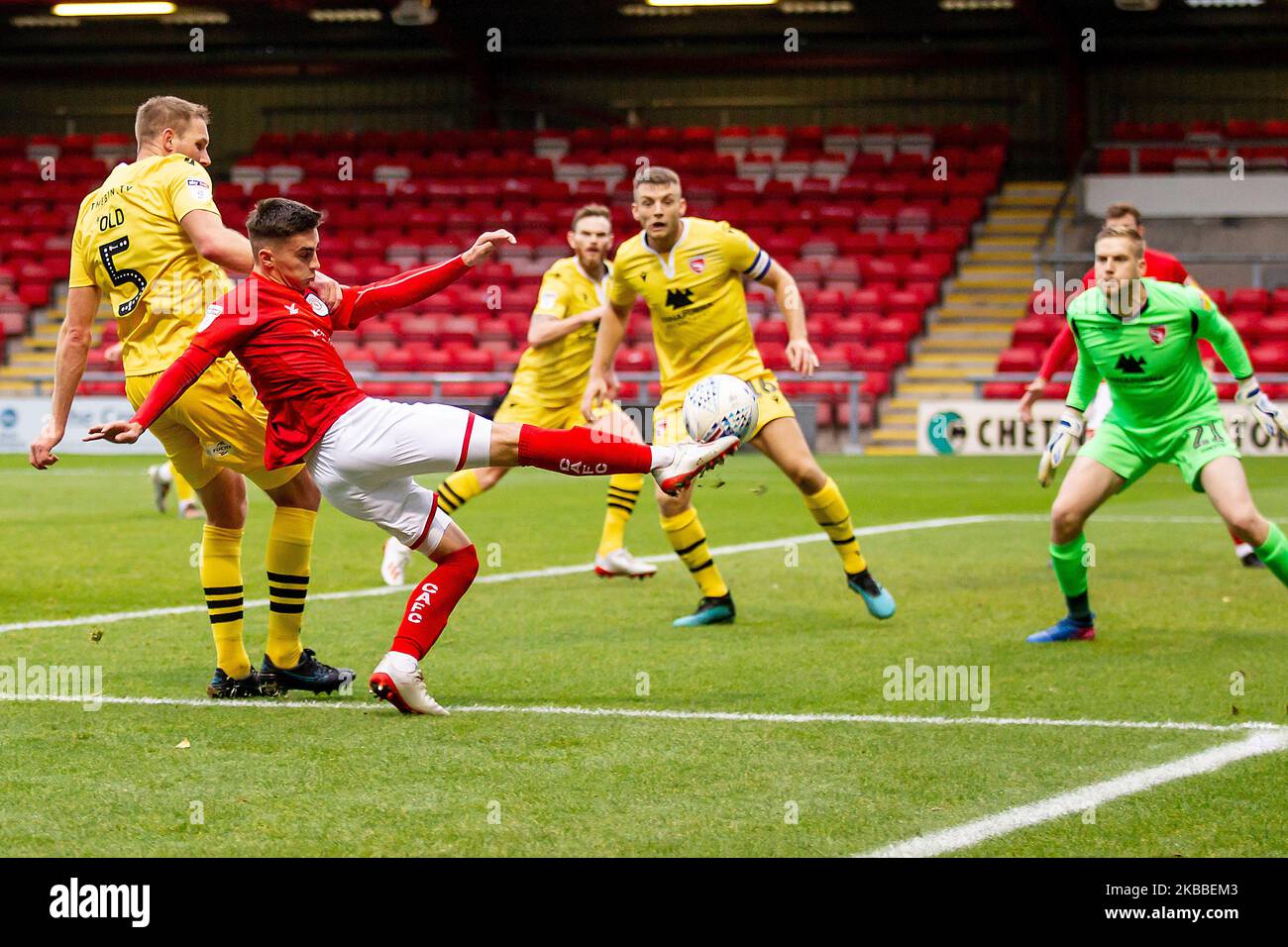 Sotto la pressione di Steven Old of Morecambe fc Owen Dale of Crewe Alexandra ottiene il suo colpo via durante la partita della Sky Bet League 2 tra Crewe Alexandra e Morecambe all'Alexandra Stadium di Crewe sabato 23rd novembre 2019. (Foto di Alan Hayward/MI News/NurPhoto) Foto Stock