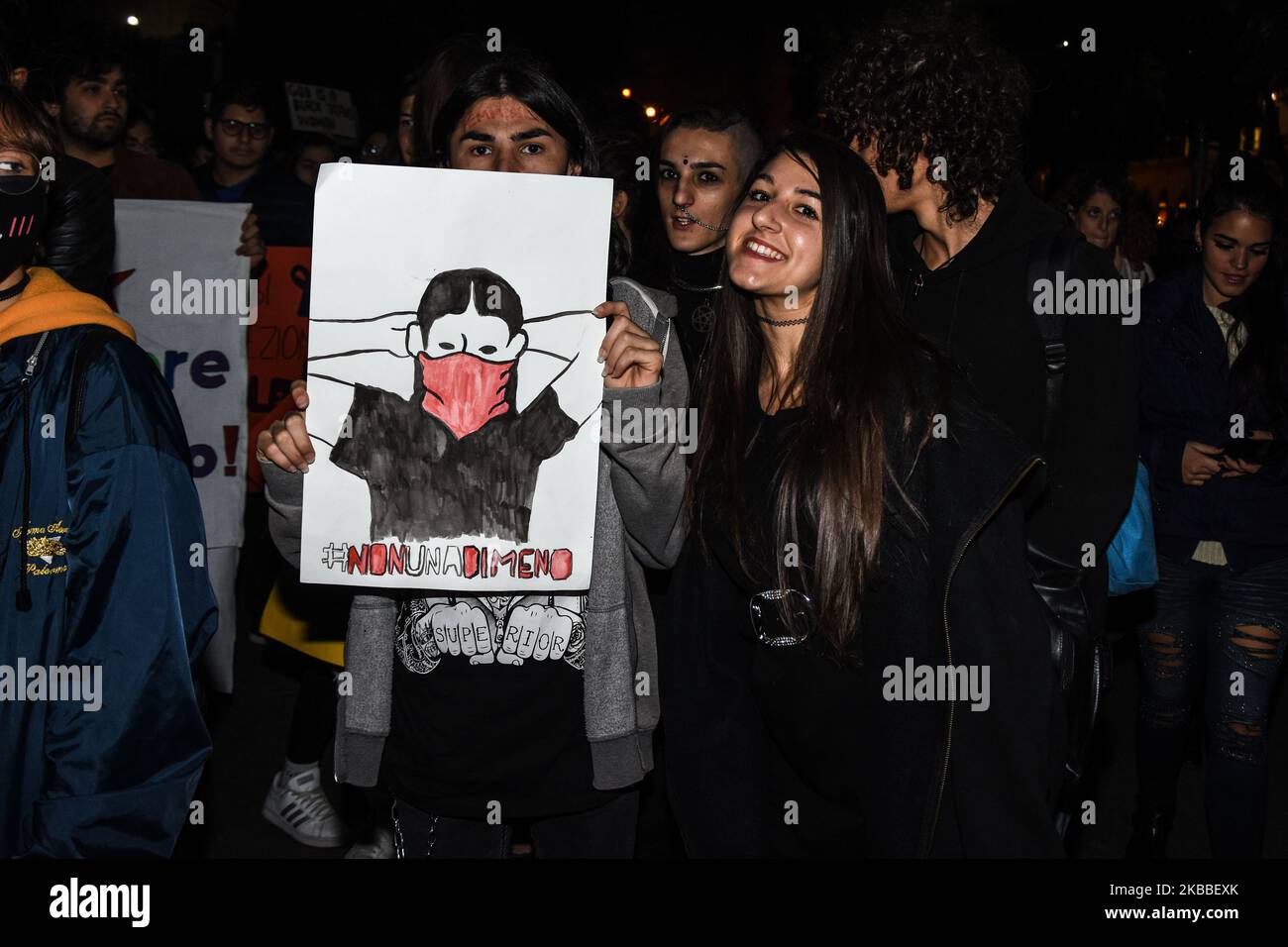 Manifestazione a Palermo contro la violenza contro le donne, in solidarietà con il popolo cileno che protesta contro il governo di Sebastian Piñera e in solidarietà con i popoli della Siria settentrionale che combattono e resistono all'invasione turca di Erdogan. Palermo, 23 novembre 2019. (Foto di Francesco Militello Mirto/NurPhoto) Foto Stock