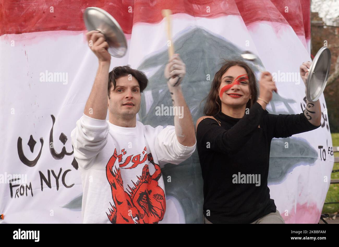 Il popolo libanese a New York City è uscito e ha sostenuto il popolo libanese in Libano all'evento Independence Day Gathering del 23 novembre, a Washington Square Park, Manhattan. (Foto di Selcuk Acar/NurPhoto) Foto Stock