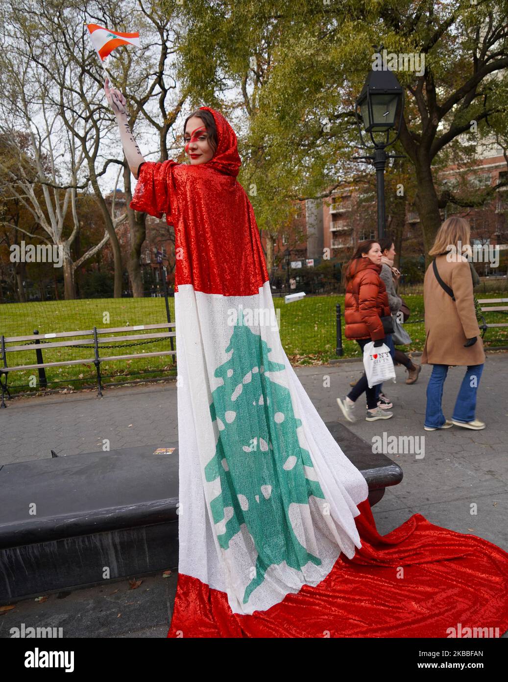 Il popolo libanese a New York City è uscito e ha sostenuto il popolo libanese in Libano all'evento Independence Day Gathering del 23 novembre, a Washington Square Park, Manhattan. (Foto di Selcuk Acar/NurPhoto) Foto Stock