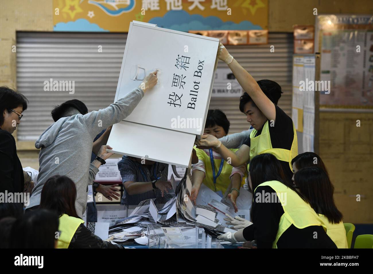 I funzionari sono visti versare le urne da una cassa di voto all'interno di una stazione di conteggio durante le elezioni del Consiglio distrettuale a Tuen Mun a Hong Kong, Cina. Novembre 24, 2019. Hong Kong ha tenuto le elezioni del consiglio distrettuale domenica mentre la protesta anti-governativa continua in esso sei mesi . (Foto di Vernon Yuen/NurPhoto) Foto Stock